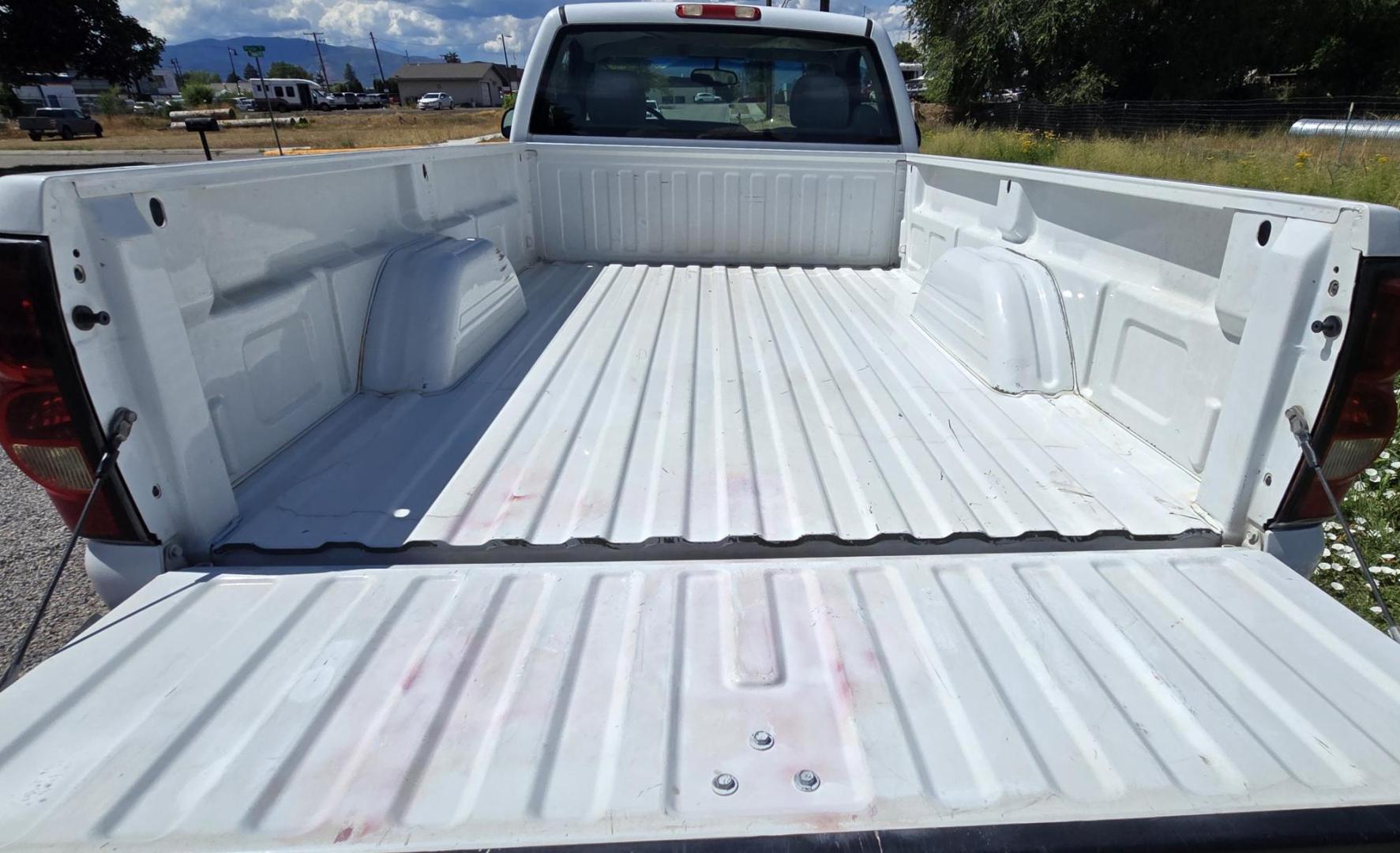 2007 White /Gray Chevrolet Silverado Classic 1500 Work Truck (1GCEK14X07Z) with an 4.3L V6 OHV 12V engine, 5 Speed Manual Transmission transmission, located at 450 N Russell, Missoula, MT, 59801, (406) 543-6600, 46.874496, -114.017433 - Photo#8