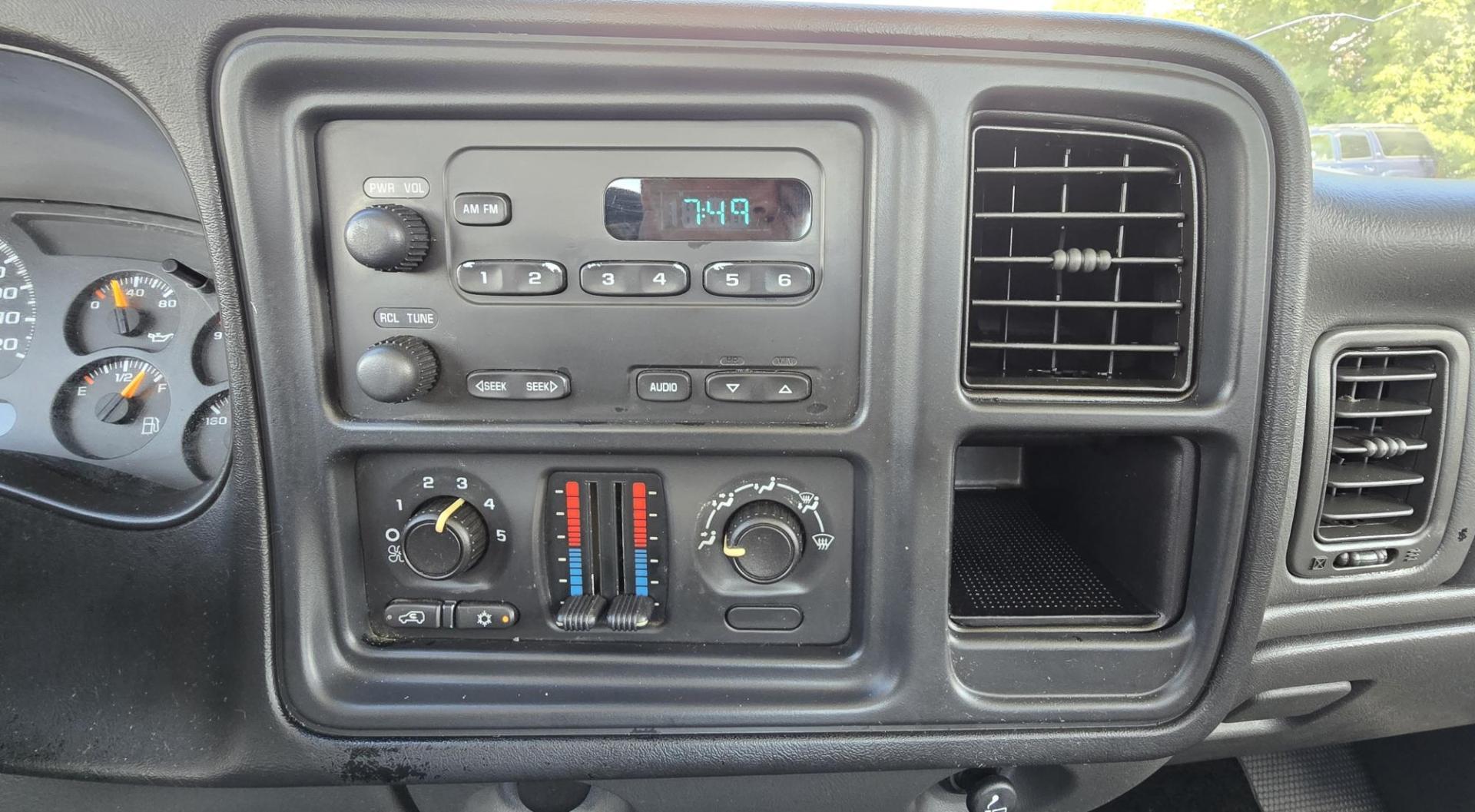 2007 White /Gray Chevrolet Silverado Classic 1500 Work Truck (1GCEK14X07Z) with an 4.3L V6 OHV 12V engine, 5 Speed Manual Transmission transmission, located at 450 N Russell, Missoula, MT, 59801, (406) 543-6600, 46.874496, -114.017433 - Photo#9