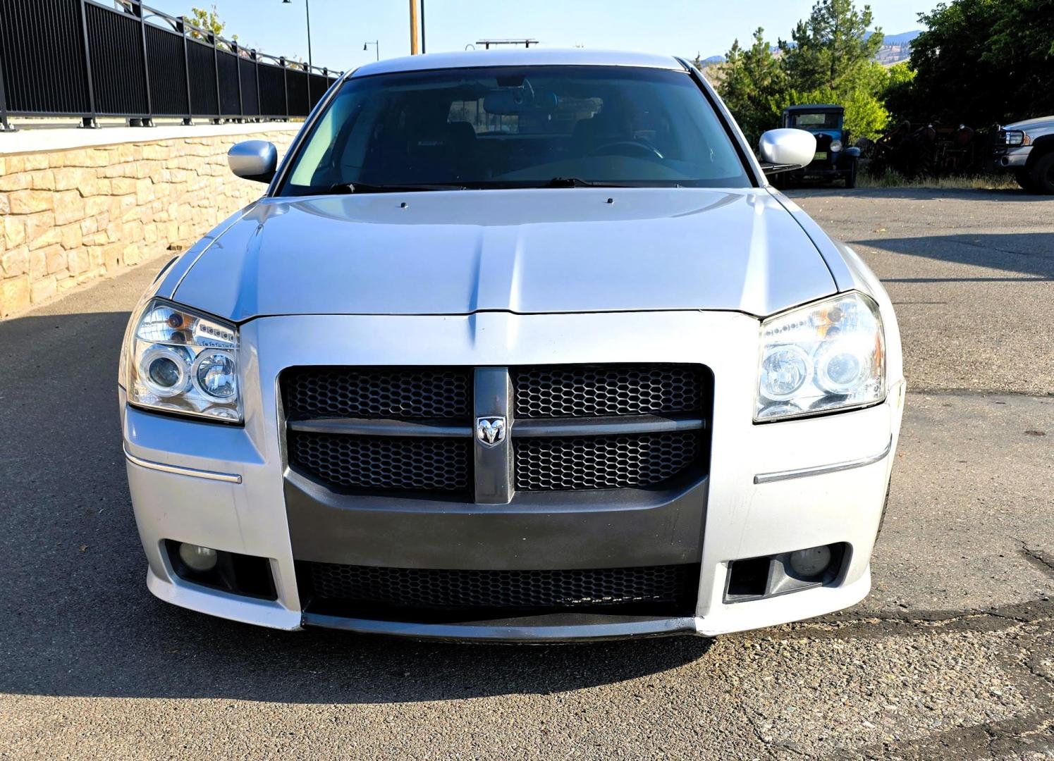 2006 Silver /Black Dodge Magnum SRT-8 (2D4GV77336H) with an 6.1L V8 OHV 16V engine, 5-Speed Automatic Overdrive transmission, located at 450 N Russell, Missoula, MT, 59801, (406) 543-6600, 46.874496, -114.017433 - A Modern Muscle Car with tons of Power. 6.1L Hemi V8 Engine with an impressive 432 Horse Power. . Automatic Transmission. RWD. Power Sunroof. AM FM XM CD Player. Power Windows and Locks. Power Heated Front Seats. We Finance through local Credit Unions. We do NOT offer In House (Buy Here Pay Here - Photo#3
