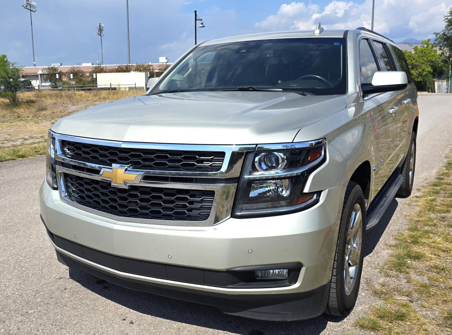 2016 Gold /Tan Chevrolet Suburban LT 4WD (1GNSKHKC4GR) with an 5.3L V8 OHV 16V engine, 6A transmission, located at 450 N Russell, Missoula, MT, 59801, (406) 543-6600, 46.874496, -114.017433 - Photo#4