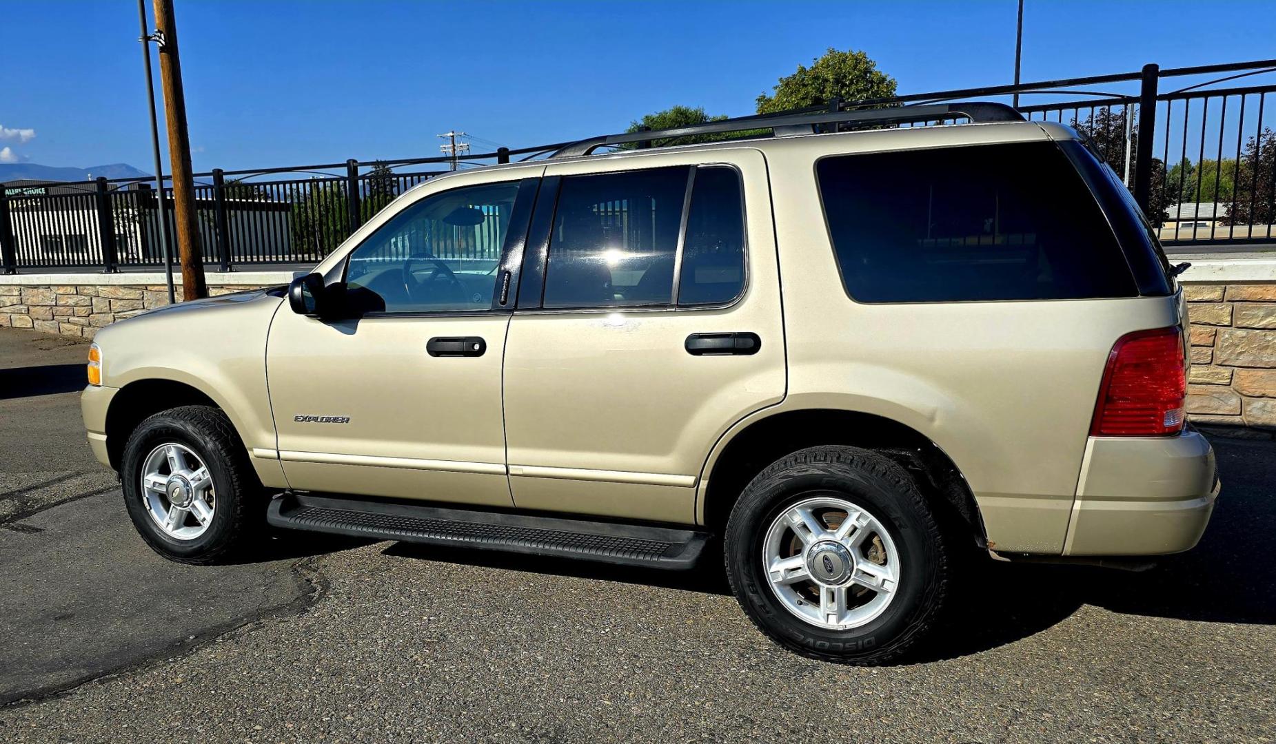 2004 Gold /Gray Ford Explorer XLT 4.0L 4WD (1FMZU73K44Z) with an 4.0L V6 SOHC 12V FFV engine, 5-Speed Automatic Overdrive transmission, located at 450 N Russell, Missoula, MT, 59801, (406) 543-6600, 46.874496, -114.017433 - Photo#7