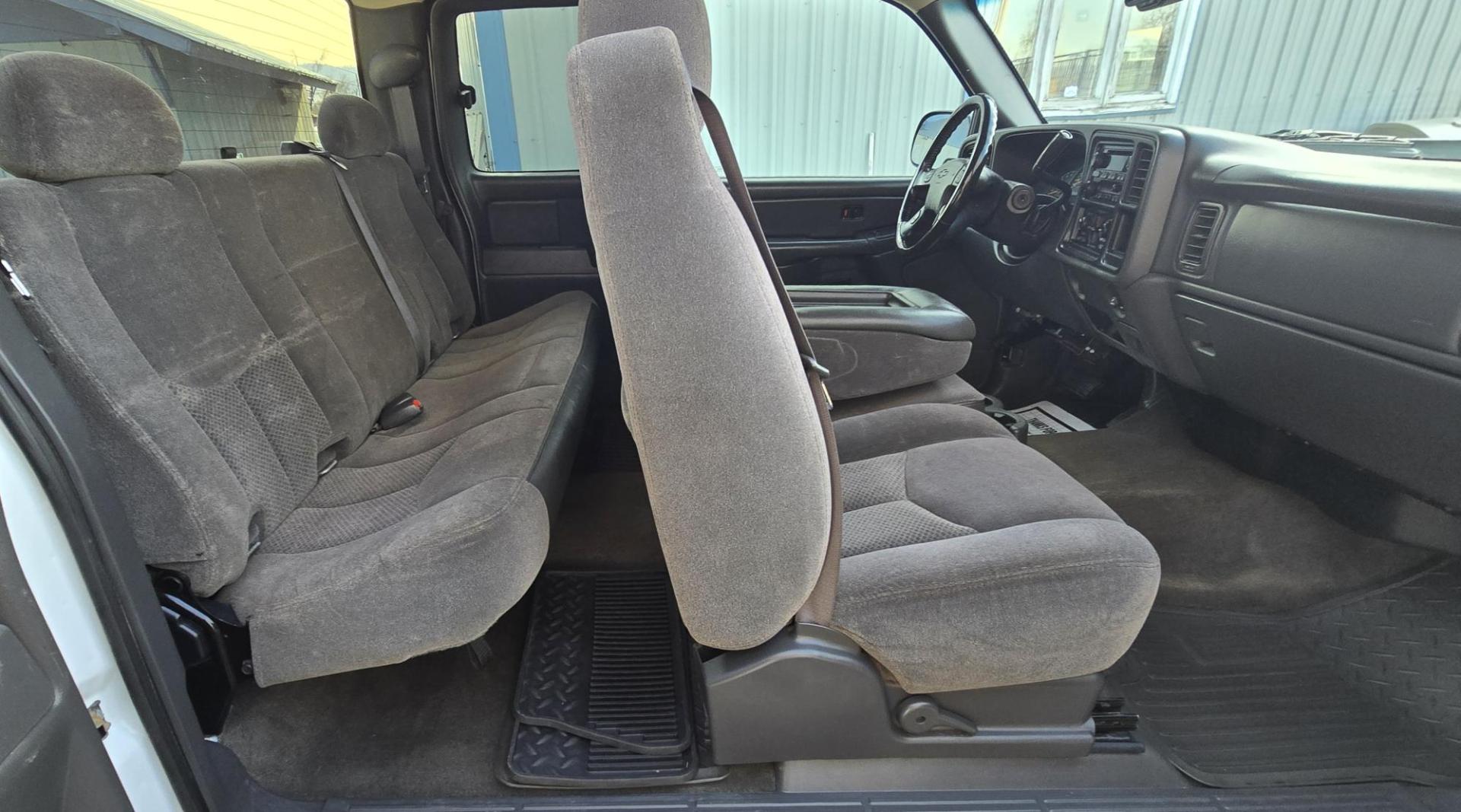 2006 White /Gray Chevrolet Silverado 1500 LS Ext. Cab 4WD (1GCEK19B46Z) with an 5.3L V8 OHV 16V engine, 4-Speed Automatic Overdrive transmission, located at 450 N Russell, Missoula, MT, 59801, (406) 543-6600, 46.874496, -114.017433 - 2006 Silverado 4WD. 5.3L V8 Engine. Automatic Transmission. Air Cruise. Tilt. Power Windows and Locks. Power Drivers Seat. The state of Montana misprinted the miles on the title when the truck came in from Canada so it has a Branded Title. The Miles are correct and do not exceed mechanical limits - Photo#17