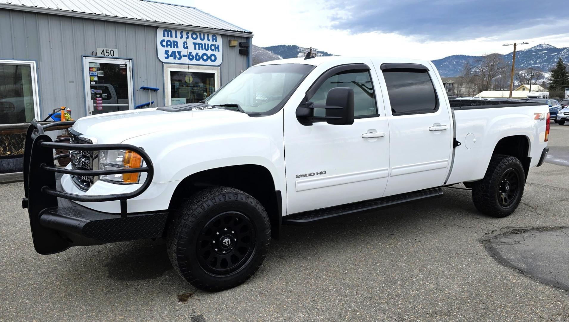 2013 White /Tan GMC Sierra 2500HD SLT Crew Cab 4WD (1GT121EG3DF) with an 6.0L V8 OHV 16V FFV engine, 6-Speed Automatic transmission, located at 450 N Russell, Missoula, MT, 59801, (406) 543-6600, 46.874496, -114.017433 - Very Clean 3/4 Ton 4WD Crewcab. Beefy 6.0L V8 Engine. 6 Speed Automatic Transmission. Power Heated Front Seats. Leather Seats. Navigation. Bluetooth Audio and Phone. AM FM CD Player. Backup Camera. Air. cruise. Tilt. Power Windows and Locks. Remote Start. Nice Custom Wheels. Grill Guard. Running Boa - Photo#6