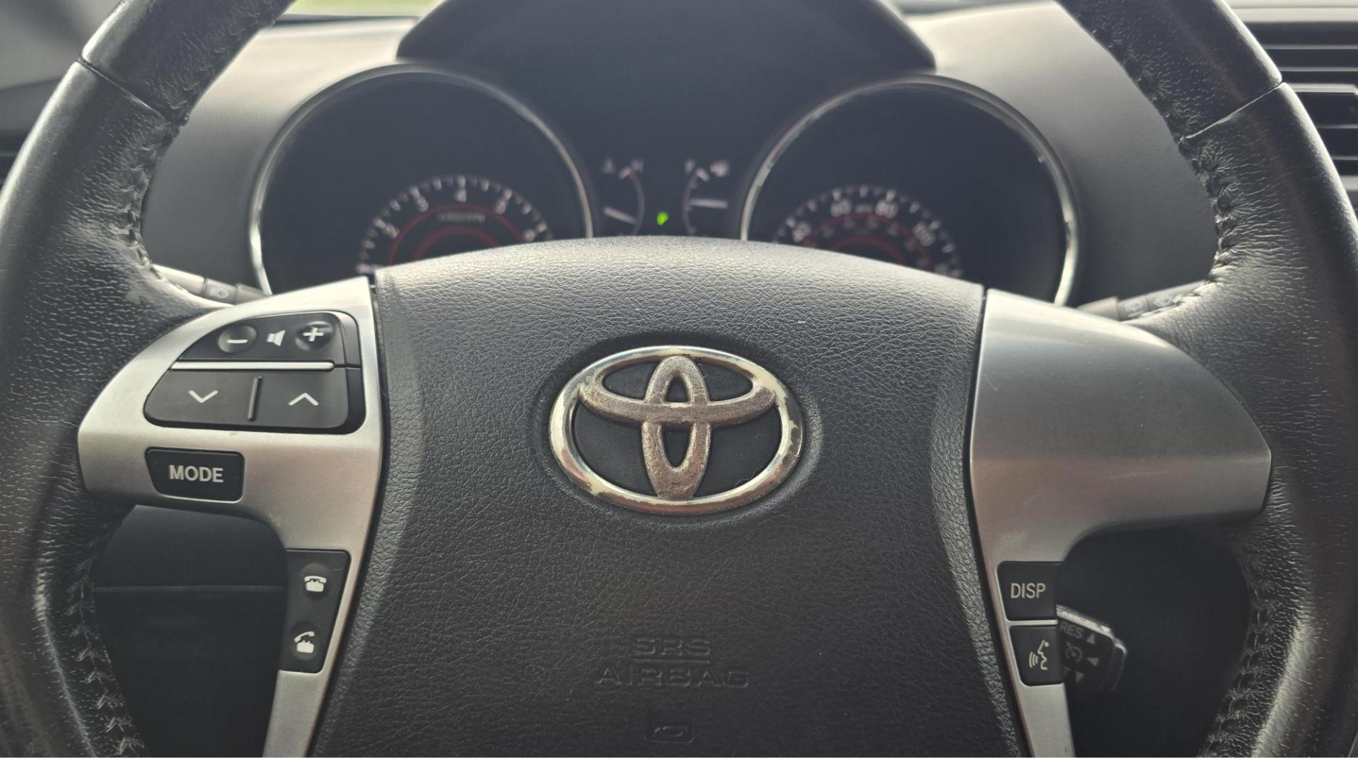 2012 Silver /Black Toyota Highlander Base 4WD (5TDBK3EH0CS) with an 3.5L V6 DOHC 24V engine, 5-Speed Automatic transmission, located at 450 N Russell, Missoula, MT, 59801, (406) 543-6600, 46.874496, -114.017433 - Highly Desirable AWD Toyota Highlander. Very Dependable 3.5L V6 Engine. Automatic Transmission. 3rd Row Seat. Power Sunroof. Heated Front Seats. Power Drivers Seat. Backup Camera. AM FM CD Player, Bluetooth. Power Windows and Locks. It's a Toyota so it won't last long. We Finance through local C - Photo#18