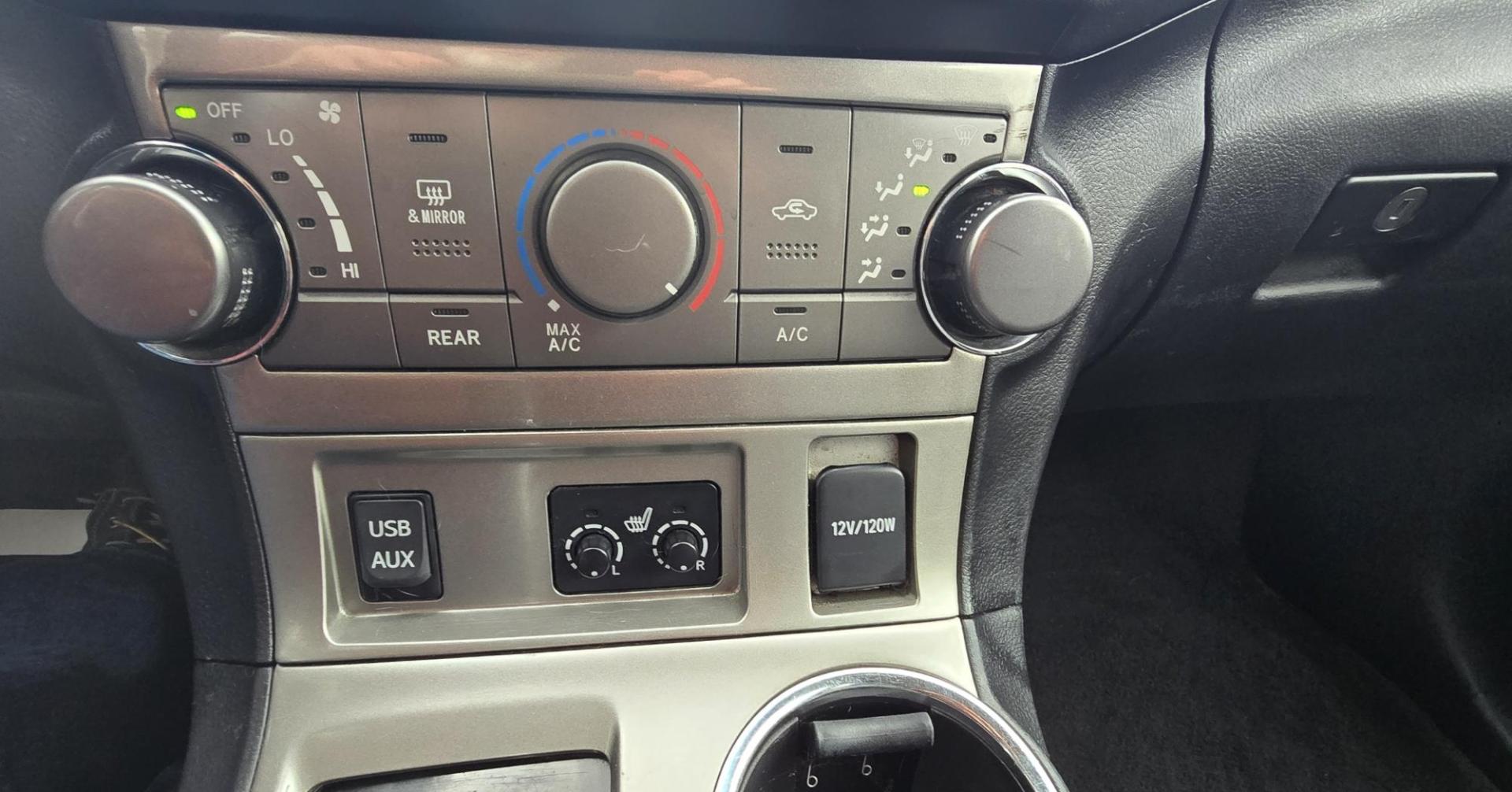 2012 Silver /Black Toyota Highlander Base 4WD (5TDBK3EH0CS) with an 3.5L V6 DOHC 24V engine, 5-Speed Automatic transmission, located at 450 N Russell, Missoula, MT, 59801, (406) 543-6600, 46.874496, -114.017433 - Highly Desirable AWD Toyota Highlander. Very Dependable 3.5L V6 Engine. Automatic Transmission. 3rd Row Seat. Power Sunroof. Heated Front Seats. Power Drivers Seat. Backup Camera. AM FM CD Player, Bluetooth. Power Windows and Locks. It's a Toyota so it won't last long. We Finance through local C - Photo#20