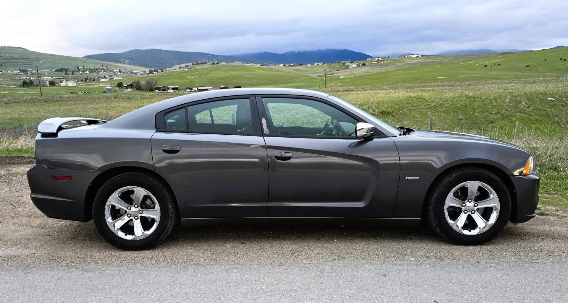 2013 Grey /Black Dodge Charger R/T (2C3CDXCT3DH) with an 5.7L V8 OHV 16V engine, 5-Speed Automatic transmission, located at 450 N Russell, Missoula, MT, 59801, (406) 543-6600, 46.874496, -114.017433 - Yup! It's Got a Hemi. Modern Muscle. Zippy 5.7 V8 Engine. Good Miles for it's age. Leather Package. Front Heated and Cooled Power Seats. Heated Rear Seats. Touch Screen. AM FM SAT. Bluetooth Audio and Phone. Power Windows and Locks. Dual Climate Control. We Finance through local Credit Unions. - Photo#5