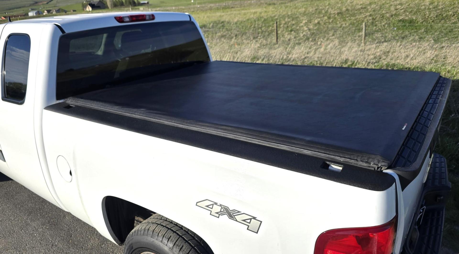 2009 White /Gray Chevrolet Silverado 1500 LT 4WD Texas Edition (1GCEK29039Z) with an 5.3L V8 OHV 16V FFV engine, 4-Speed Automatic transmission, located at 450 N Russell, Missoula, MT, 59801, (406) 543-6600, 46.874496, -114.017433 - Great Running 4WD. Reliable 5.3l V8 Engine. Automatic Transmission. Ice Cold Air Conditioning. Cruise Control. Power Windows and Locks. Power Drivers Seat. AM FM CD Player. Clean Title and Carfax. Yes it's high miles but its a reliable 4WD Truck that works well. We Finance through local Credit Un - Photo#3