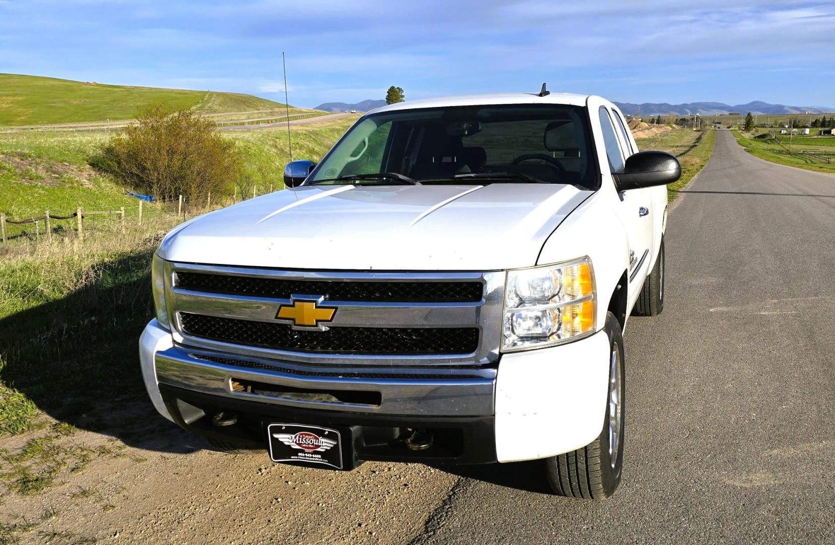 2009 White /Gray Chevrolet Silverado 1500 LT 4WD Texas Edition (1GCEK29039Z) with an 5.3L V8 OHV 16V FFV engine, 4-Speed Automatic transmission, located at 450 N Russell, Missoula, MT, 59801, (406) 543-6600, 46.874496, -114.017433 - Great Running 4WD. Reliable 5.3l V8 Engine. Automatic Transmission. Ice Cold Air Conditioning. Cruise Control. Power Windows and Locks. Power Drivers Seat. AM FM CD Player. Clean Title and Carfax. Yes it's high miles but its a reliable 4WD Truck that works well. We Finance through local Credit Un - Photo#5