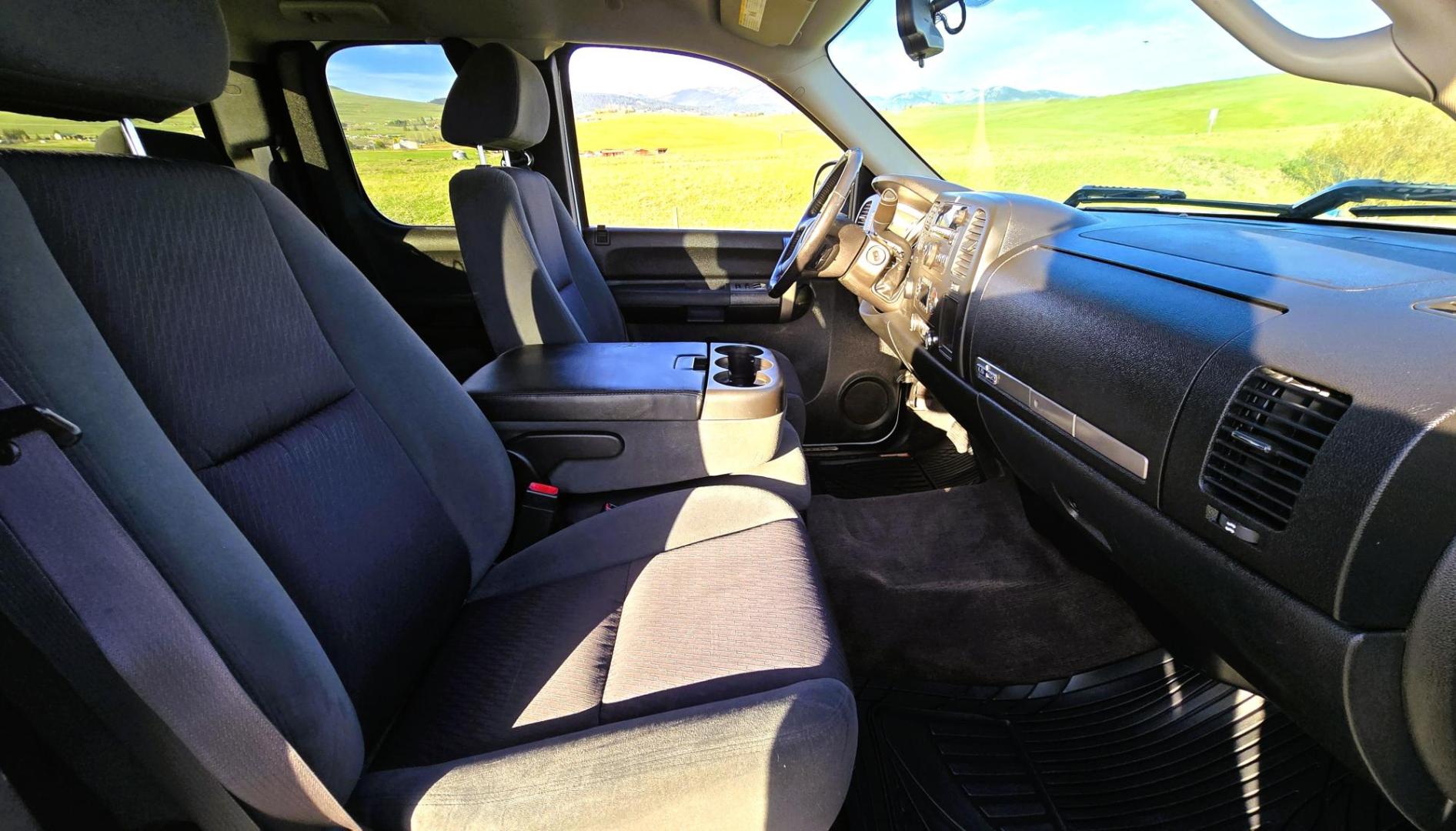 2009 White /Gray Chevrolet Silverado 1500 LT 4WD Texas Edition (1GCEK29039Z) with an 5.3L V8 OHV 16V FFV engine, 4-Speed Automatic transmission, located at 450 N Russell, Missoula, MT, 59801, (406) 543-6600, 46.874496, -114.017433 - Great Running 4WD. Reliable 5.3l V8 Engine. Automatic Transmission. Ice Cold Air Conditioning. Cruise Control. Power Windows and Locks. Power Drivers Seat. AM FM CD Player. Clean Title and Carfax. Yes it's high miles but its a reliable 4WD Truck that works well. We Finance through local Credit Un - Photo#12