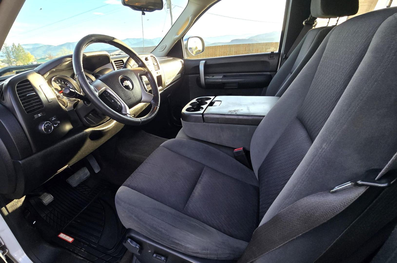 2009 White /Gray Chevrolet Silverado 1500 LT 4WD Texas Edition (1GCEK29039Z) with an 5.3L V8 OHV 16V FFV engine, 4-Speed Automatic transmission, located at 450 N Russell, Missoula, MT, 59801, (406) 543-6600, 46.874496, -114.017433 - Great Running 4WD. Reliable 5.3l V8 Engine. Automatic Transmission. Ice Cold Air Conditioning. Cruise Control. Power Windows and Locks. Power Drivers Seat. AM FM CD Player. Clean Title and Carfax. Yes it's high miles but its a reliable 4WD Truck that works well. We Finance through local Credit Un - Photo#14