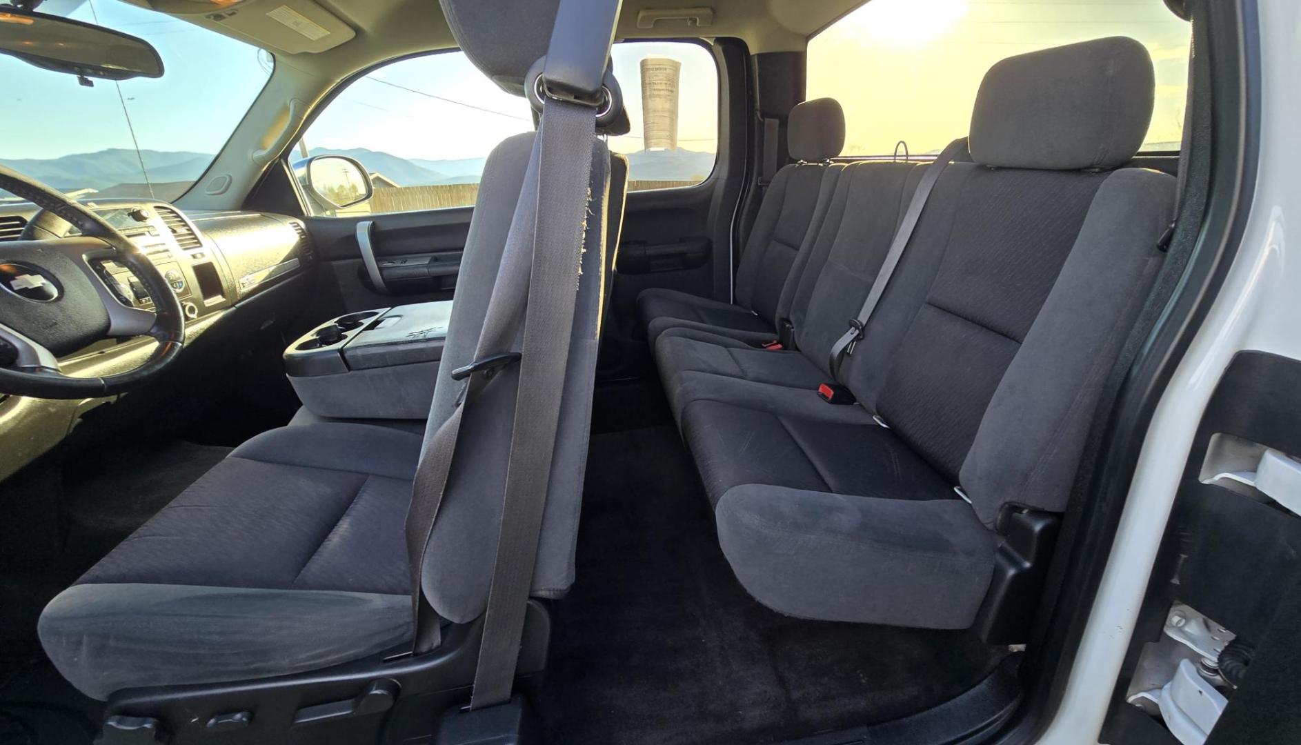 2009 White /Gray Chevrolet Silverado 1500 LT 4WD Texas Edition (1GCEK29039Z) with an 5.3L V8 OHV 16V FFV engine, 4-Speed Automatic transmission, located at 450 N Russell, Missoula, MT, 59801, (406) 543-6600, 46.874496, -114.017433 - Great Running 4WD. Reliable 5.3l V8 Engine. Automatic Transmission. Ice Cold Air Conditioning. Cruise Control. Power Windows and Locks. Power Drivers Seat. AM FM CD Player. Clean Title and Carfax. Yes it's high miles but its a reliable 4WD Truck that works well. We Finance through local Credit Un - Photo#15