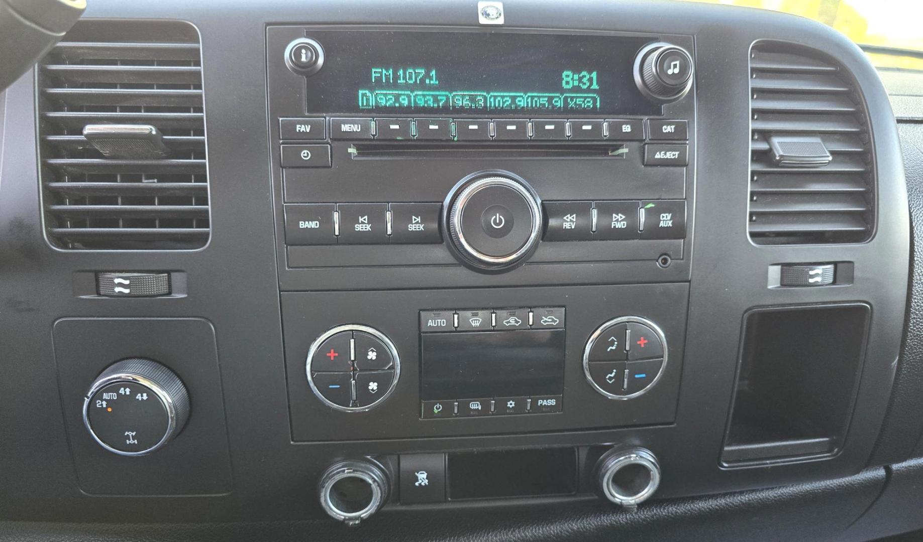 2009 White /Gray Chevrolet Silverado 1500 LT 4WD Texas Edition (1GCEK29039Z) with an 5.3L V8 OHV 16V FFV engine, 4-Speed Automatic transmission, located at 450 N Russell, Missoula, MT, 59801, (406) 543-6600, 46.874496, -114.017433 - Great Running 4WD. Reliable 5.3l V8 Engine. Automatic Transmission. Ice Cold Air Conditioning. Cruise Control. Power Windows and Locks. Power Drivers Seat. AM FM CD Player. Clean Title and Carfax. Yes it's high miles but its a reliable 4WD Truck that works well. We Finance through local Credit Un - Photo#19