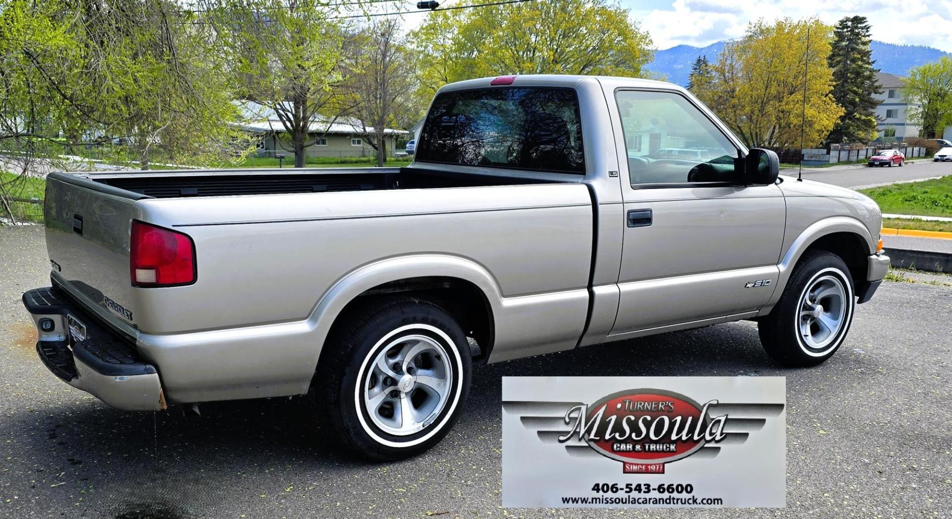 2000 Pewter /Gray Chevrolet S10 Pickup Long Bed 2WD (1GCCS1441YK) with an 2.2L L4 OHV 8V engine, 5 Speed Manual transmission, located at 450 N Russell, Missoula, MT, 59801, (406) 543-6600, 46.874496, -114.017433 - Photo#2