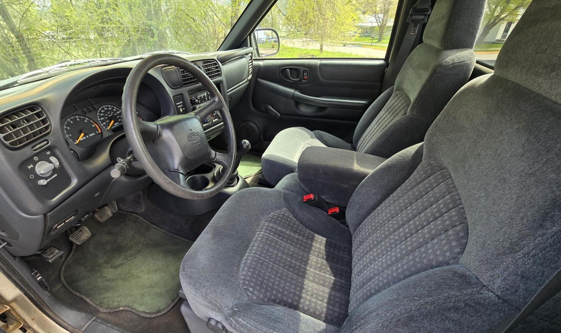 2000 Pewter /Gray Chevrolet S10 Pickup Long Bed 2WD (1GCCS1441YK) with an 2.2L L4 OHV 8V engine, 5 Speed Manual transmission, located at 450 N Russell, Missoula, MT, 59801, (406) 543-6600, 46.874496, -114.017433 - Photo#10