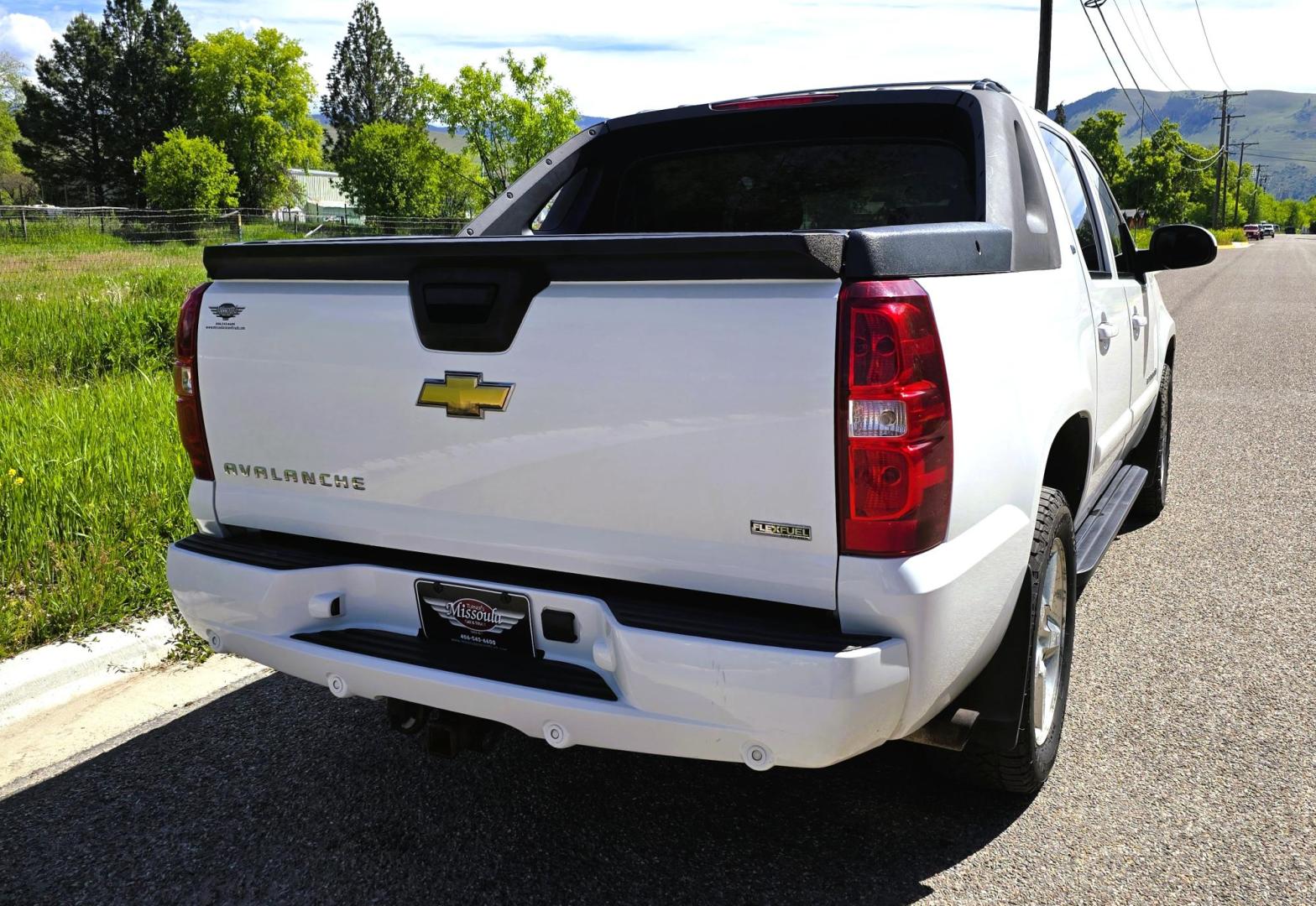 2008 White /Gray Chevrolet Avalanche LT 4WD (3GNFK12398G) with an 5.3L V8 OHV 16V FFV engine, 4-Speed Automatic Overdrive transmission, located at 450 N Russell, Missoula, MT, 59801, (406) 543-6600, 46.874496, -114.017433 - Highly Desirable 4WD Chevy Avalanche. 5.3L V8 Engine. Automatic Transmission. Power Seats. Air. Cruise. Tilt. Power Windows and Locks. AM FM CD Player. Adustable Pedals. Set up for Towing. We Finance through local Credit Unions. We do NOT offer In House (Buy Here Pay Here) Financing. - Photo#7