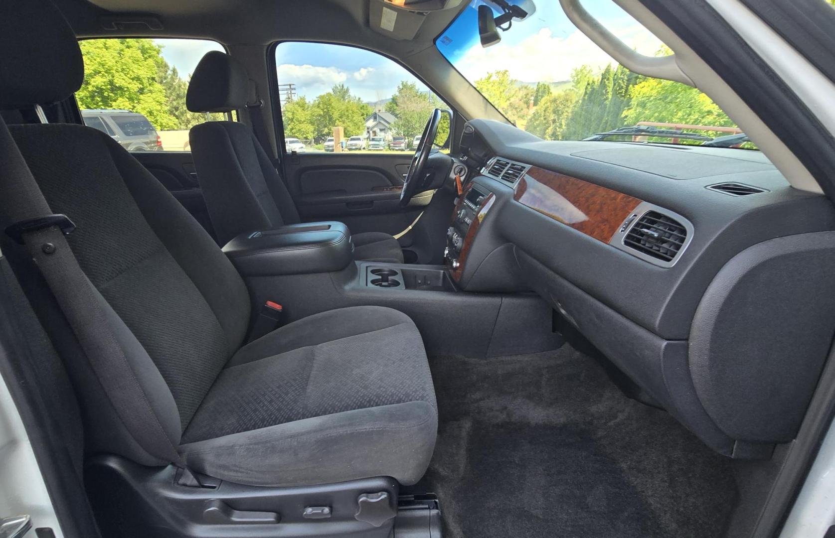 2008 White /Gray Chevrolet Avalanche LT 4WD (3GNFK12398G) with an 5.3L V8 OHV 16V FFV engine, 4-Speed Automatic Overdrive transmission, located at 450 N Russell, Missoula, MT, 59801, (406) 543-6600, 46.874496, -114.017433 - Highly Desirable 4WD Chevy Avalanche. 5.3L V8 Engine. Automatic Transmission. Power Seats. Air. Cruise. Tilt. Power Windows and Locks. AM FM CD Player. Adustable Pedals. Set up for Towing. We Finance through local Credit Unions. We do NOT offer In House (Buy Here Pay Here) Financing. - Photo#16