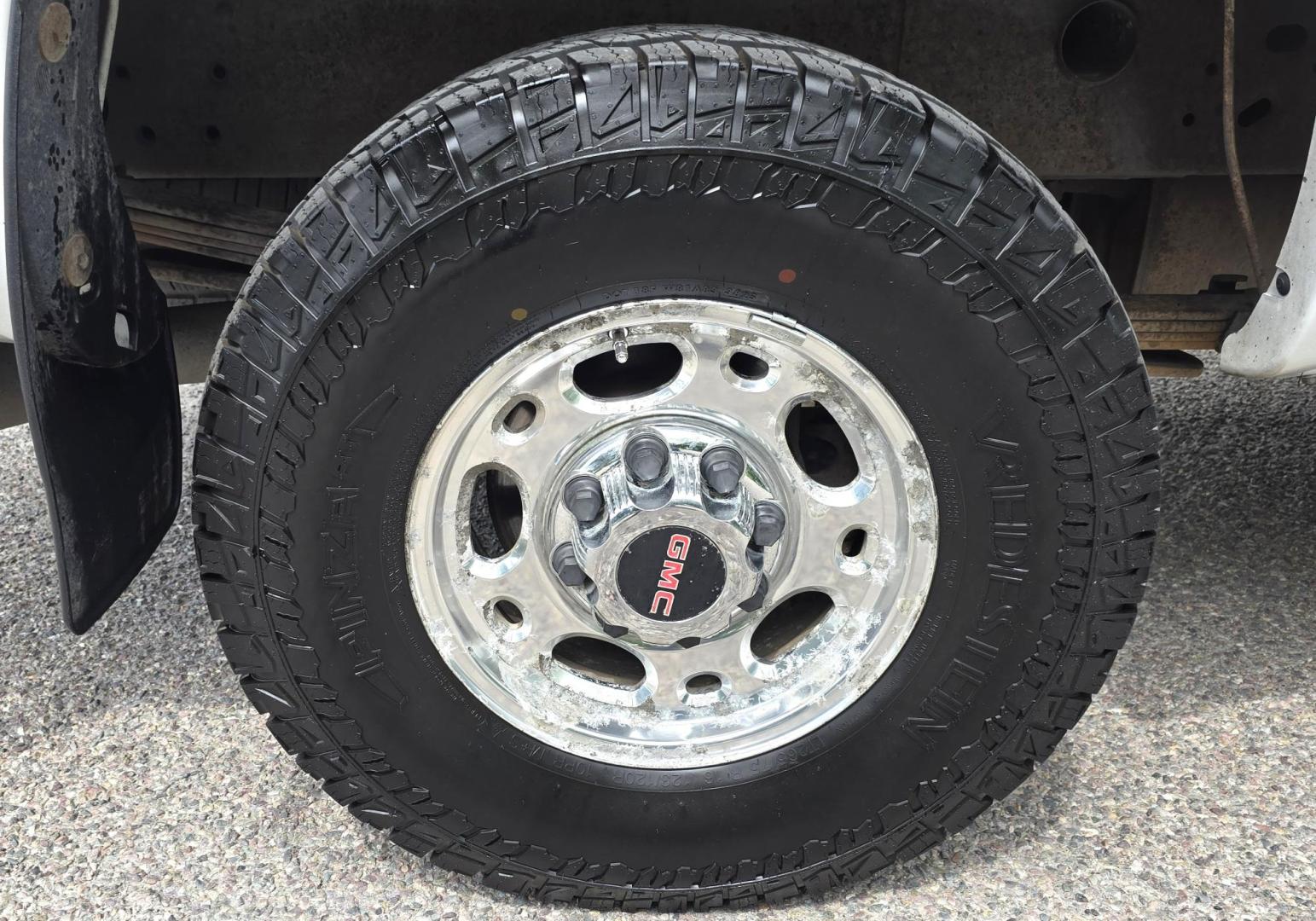 2002 White /Black GMC Sierra 2500HD SL Crew Cab Long Bed 4WD (1GTHK23192F) with an 6.6L V8 OHV 32V TURBO DIESEL engine, Automatic transmission, located at 450 N Russell, Missoula, MT, 59801, (406) 543-6600, 46.874496, -114.017433 - Discount Special. PLEASE READ! Strong running 6.6L Duramax Diesel V8 Engine. Automatic Transmission. Long Bed. 4WD. Transmission works fine as does the Four Wheel Drive. Has good Tires. AM FM Stereo. Power Windows and Locks. Does need some work, but the price reflects that. Has a power steering lea - Photo#9