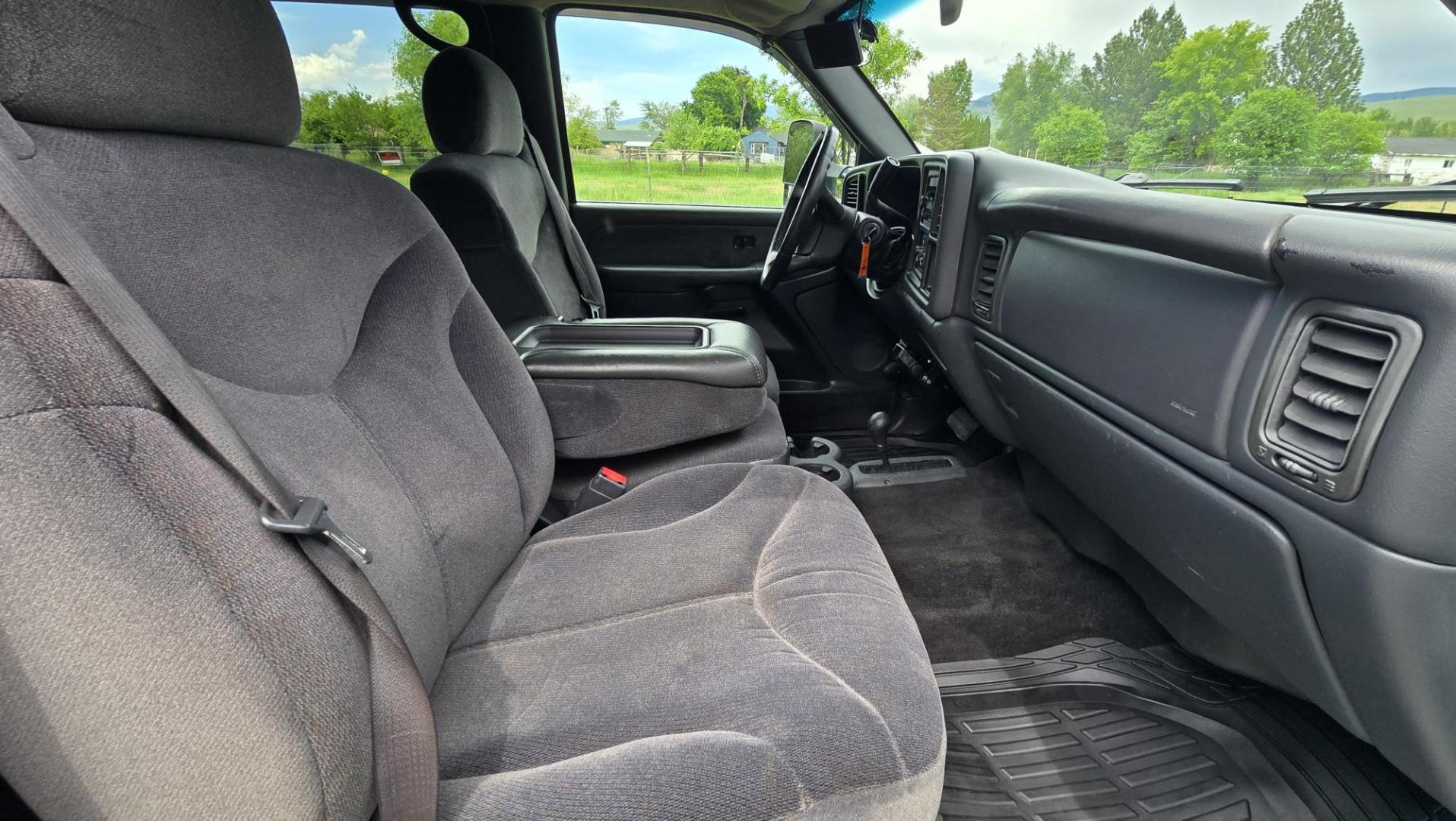 2002 White /Black GMC Sierra 2500HD SL Crew Cab Long Bed 4WD (1GTHK23192F) with an 6.6L V8 OHV 32V TURBO DIESEL engine, Automatic transmission, located at 450 N Russell, Missoula, MT, 59801, (406) 543-6600, 46.874496, -114.017433 - Discount Special. PLEASE READ! Strong running 6.6L Duramax Diesel V8 Engine. Automatic Transmission. Long Bed. 4WD. Transmission works fine as does the Four Wheel Drive. Has good Tires. AM FM Stereo. Power Windows and Locks. Does need some work, but the price reflects that. Has a power steering lea - Photo#8