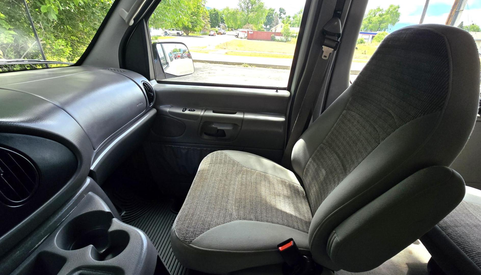 2001 White /Gray Ford Econoline E-350 Extended (1FBSS31L01H) with an 5.4L V8 SOHC 16V engine, 4-Speed Automatic Overdrive transmission, located at 450 N Russell, Missoula, MT, 59801, (406) 543-6600, 46.874496, -114.017433 - Extended Length One Ton Passenger Van that seats 14. 5.4L V8 Engine. Automatic Transmission. Rear Wheel Drive. Air Conditioning. Cruise Control. AM FM Cassette Player. Runs Great. Set up for towing. This vehicle was in a MINOR accident in 2021 and because the damage was more than the cost to repair - Photo#14