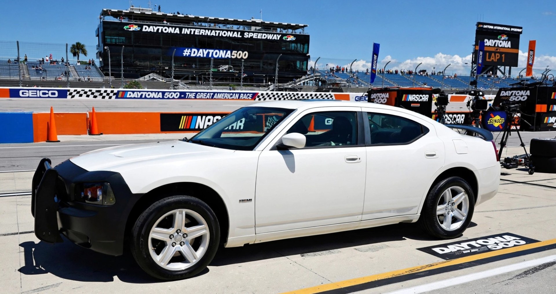 2008 White /Black Dodge Charger R/T AWD (2B3KK53H68H) with an 5.7L V8 OHV 16V engine, Automatic transmission, located at 450 N Russell, Missoula, MT, 59801, (406) 543-6600, 46.874496, -114.017433 - Yup. It's Got a Hemi. Former Law Enforcement Charger. 5.7L V8 that runs and sounds amazing. Sunroof. Remote Engine Start. Aftermarket Touch Screen Stereo. Power Windows and Locks. Air Conditioning.Heated Front Seats. Huge Trunk, Cruise Control. Has some rust but this baby scoots right down the road- Photo#0