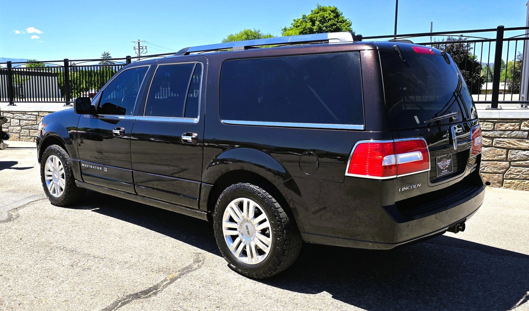 2013 Brown /Brown Lincoln Navigator L L 4WD (5LMJJ3J58DE) with an 5.4L V8 SOHC 24V engine, 6-Speed Automatic transmission, located at 450 N Russell, Missoula, MT, 59801, (406) 543-6600, 46.874496, -114.017433 - Gorgeous Metallic Kodiak Brown 4WD SUV with a 5.4L V8 Engine. Seats Eight People with room to spare. Nice Brown Leather Interior. Heated and Cooled Front Power Seats. Heated Middle Seats. Moon Roof. Navigation. 6 CD Changer. Touch Screen Stereo. Adjustable Foot Pedals. Front and Rear Climate Control- Photo#3