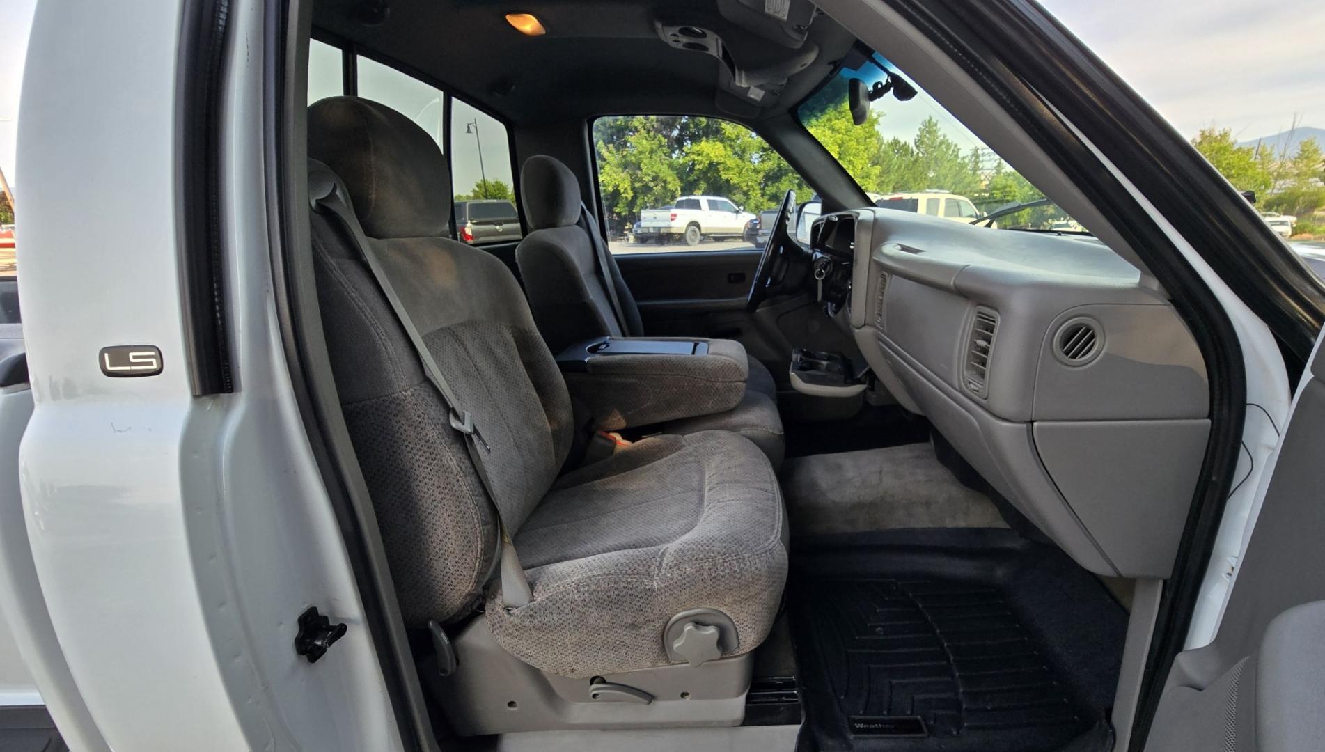 1999 White /Gray Chevrolet Silverado 1500 LS Regular Cab Short Box Stepside (1GCEK14TXXZ) with an 5.3L V8 OHV 16V engine, Automatic transmission, located at 450 N Russell, Missoula, MT, 59801, (406) 543-6600, 46.874496, -114.017433 - Here's a Very Rare Bird. 1/2 Ton Chevy 4WD Short Box Single Cab Stepside, or a Shorty in the 'Car World. 5.3L V8 Engine. Automatic Transmission. Power Windows. Air Conditioning. AM FM CD Player. Set up for Towing. Because of the age, our lenders do not offer financing on this vehicle.- Photo#15