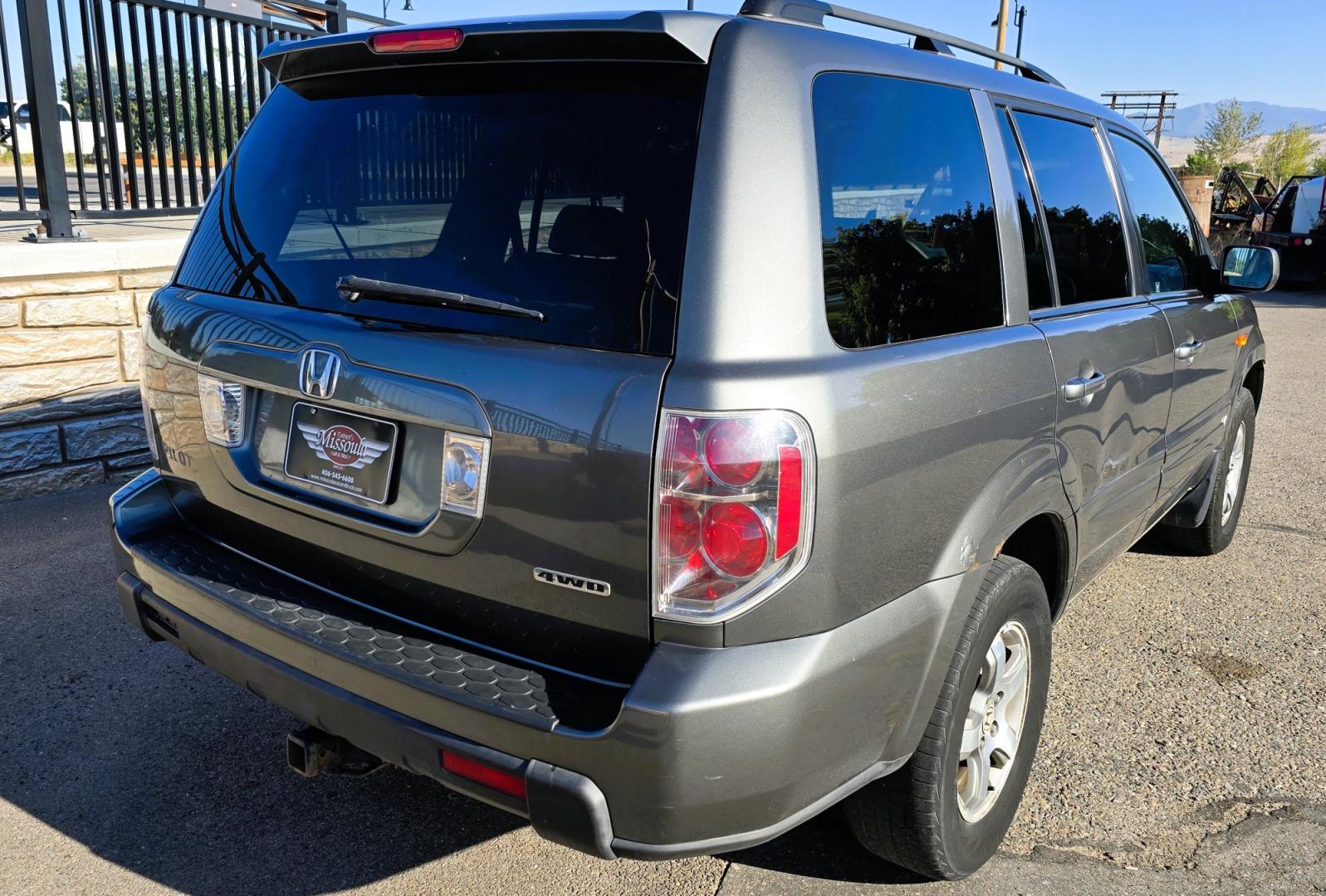 2007 Grey /Gray Honda Pilot EX-L 4WD w/ DVD (2HKYF18607H) with an 3.5L V6 SOHC 24V engine, 5A OD transmission, located at 450 N Russell, Missoula, MT, 59801, (406) 543-6600, 46.874496, -114.017433 - Here's you chance to buy a AWD SUV Honda that runs great for a great price. Lots of miles but you wouldn't know it by how it runs. 3.5L V6 Engine. 3rd Row Seating. Rear Entertainment. Power Drivers Seat. Heated Front Seats. AM FM XM CD Player. Air Conditioning Blows Cold.Sunroof. Power Windows and L- Photo#5
